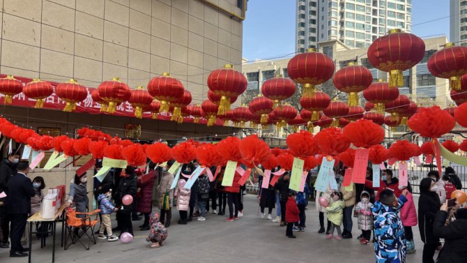 “同心聚活力、睦鄰鬧元宵”   ---置業(yè)公司宜居陽光物業(yè)各物業(yè)中心開展“猜燈謎、鬧元宵”活動